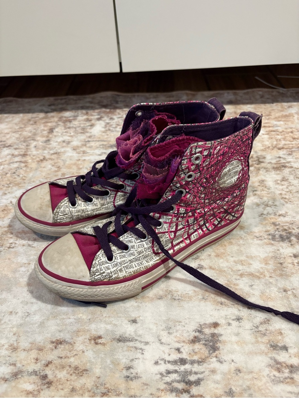 Girls vintage High-Top Floral Ruffle converse Sneakers in Purple and Magenta - Picture 2 of 5